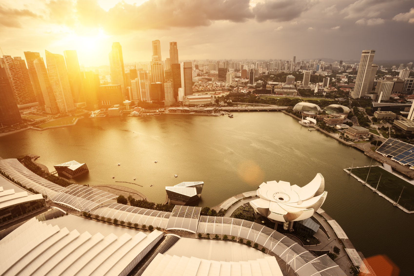 Singapore faces huge challenges despite minimal impact on the economy